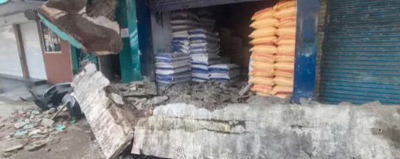 സൺഷെയ്ഡ് സ്ലാബ് തകർന്നു വീണു; 2 തൊഴിലാളികൾക്ക് ദാരുണാന്ത്യം, 4 പേർക്ക് പരിക്ക്