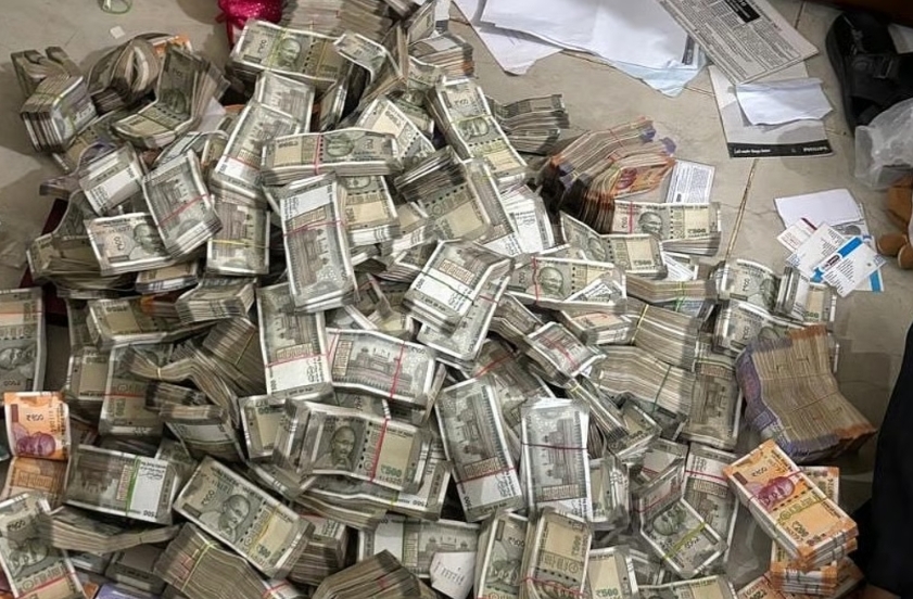 ട്രോളി ബാഗുകളില്‍ നോട്ട് കൂമ്പാരം; അഴിമതി കേസില്‍ അറസ്റ്റിലായ സര്‍ക്കാര്‍ ഉദ്യോഗസ്ഥന്റെ ഫ്‌ലാറ്റില്‍ നിന്ന് പിടിച്ചെടുത്തത് നാലു കോടി രൂപ