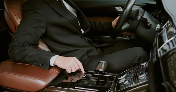 വേഷം മാറി ആഡംബര കാറുകളിൽ സ്ഥലം വിടും: ജോലി കണ്ട് ‘ഞെട്ടി’ ദുബായ് പൊലീസ്