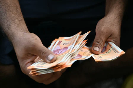 സിഡിഎമ്മിൽ പണം നിക്ഷേപിക്കാൻ പോയപ്പോൾ കാലിനു വെടിവച്ചു; മലയാളിക്ക് നഷ്ടമായത് 6 ലക്ഷം രൂപ