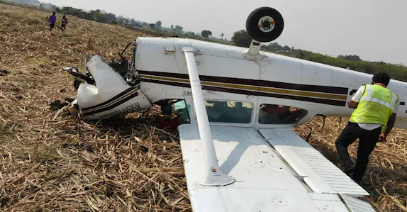 പരിശീലന വിമാനം തകർന്നു വീണു; 3 കഷ്ണമായി വേർപ്പെട്ടു, 2 പേരും രക്ഷപ്പെട്ടു