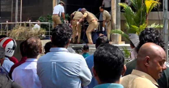 ജ്വല്ലറിക്കെട്ടിടത്തിനു മുകളിൽനിന്ന് ചാടി അജ്ഞാതൻ ജീവനൊടുക്കി