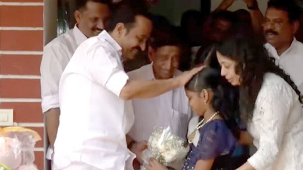 ഇനി സ്‌കൂളില്‍ പോകണം’; വിനോദിനിക്ക് കൃത്രിമക്കൈ ഘടിപ്പിച്ചു, സമ്മാനങ്ങളുമായി വി ഡി സതീശന്‍