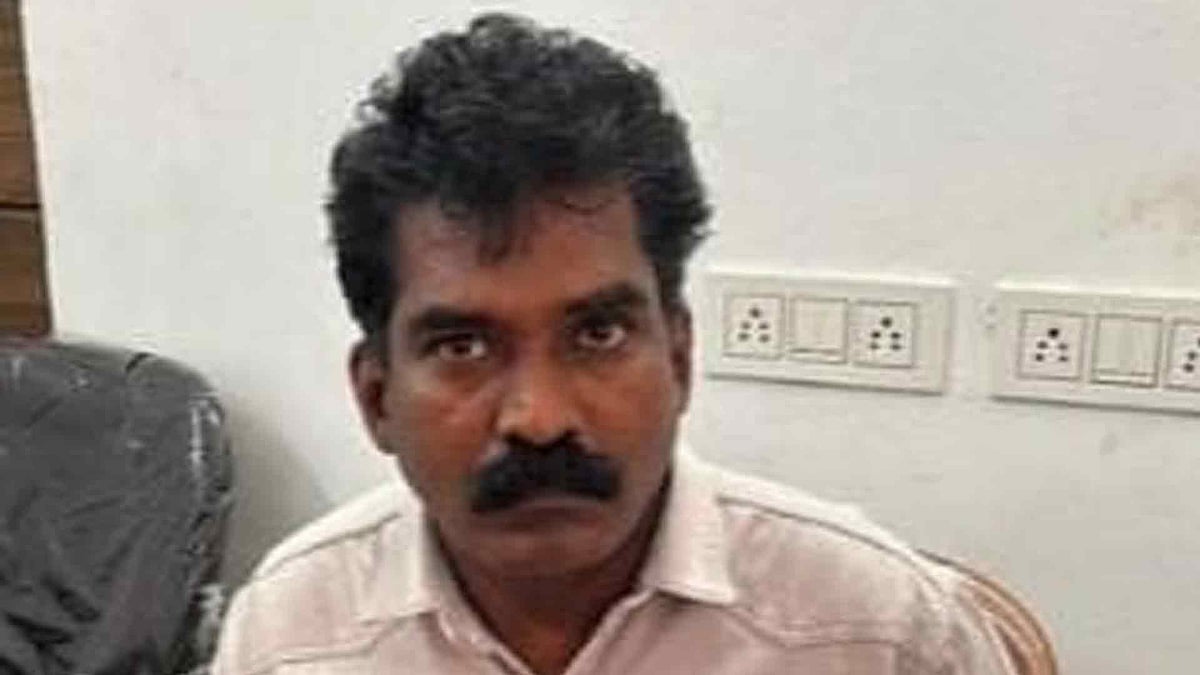 അരലക്ഷം രൂപ തുണിയില്‍ പൊതിഞ്ഞ് ഫയലില്‍; കൈക്കൂലി വാങ്ങുന്നതിനിടെ വില്ലേജ് ഓഫീസര്‍ പിടിയില്‍