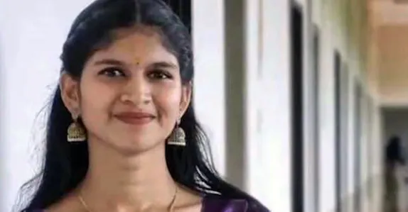 വിദ്യാർഥിനി വീട്ടിൽ തൂങ്ങിമരിച്ച നിലയിൽ; നെറ്റിയിലും താടിയിലും മുറിവ്, ദുരൂഹത