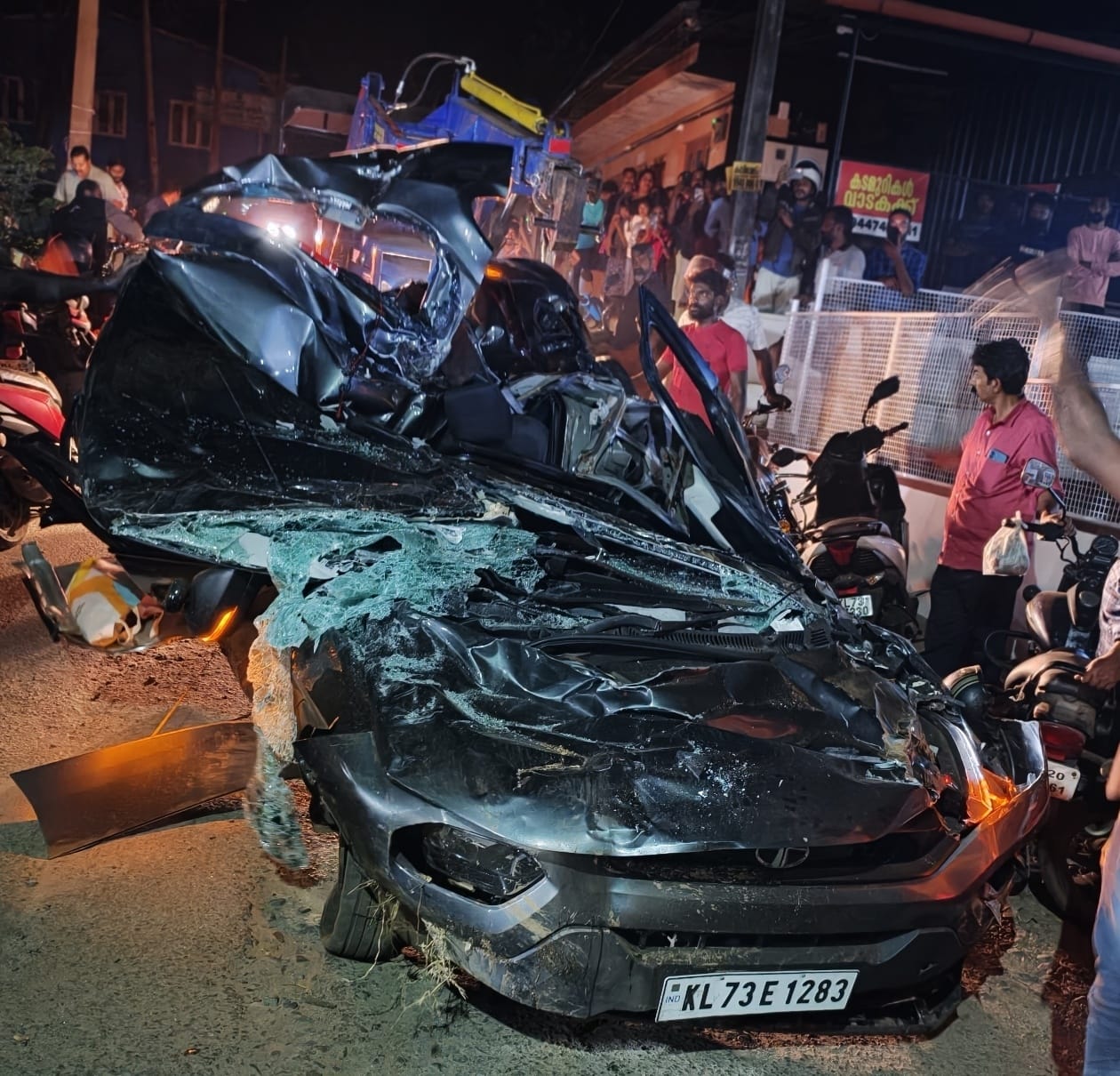 മരം കയറ്റി വന്ന ലോറി നിയന്ത്രണം വിട്ട് കാറിന് മുകളിലേക്ക് മറിഞ്ഞു