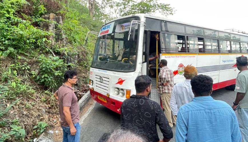 ചുരത്തിൽ മിന്നൽ കുടുങ്ങി : ഗതാഗത തടസം