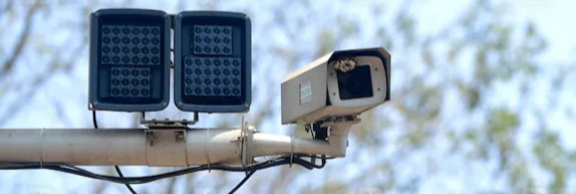 ഹൈടെക് ക്യാമറകളെ തോൽപ്പിക്കാൻ ‘ലോ-ടെക്’ തന്ത്രം; ട്രാഫിക് നിയമങ്ങൾ കാറ്റിൽ പറത്തി വാഹന ഉടമകൾ