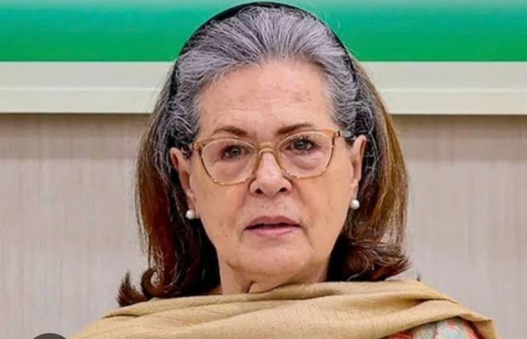 സോണിയ ഗാന്ധിയെ ആശുപത്രിയിൽ പ്രവേശിപ്പിച്ചു; രാഹുലും പ്രിയങ്കയും ഒപ്പം