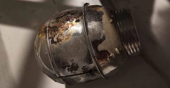 പൊലീസുകാരന്റെ വീടിനു നേരെ ബോംബേറ്; ഒഴിവായത് വൻ ദുരന്തം