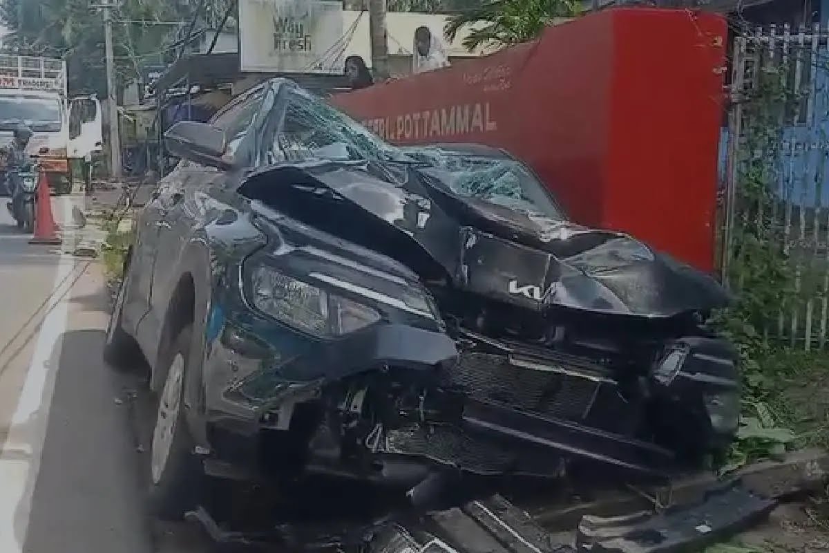 നായ കുറുകെചാടി, ബ്രേക്കിട്ട കാർ ഓടയിലേക്ക് മറിഞ്ഞ് അപകടം; യാത്രക്കാർ രക്ഷപ്പെട്ടത് തലനാരിഴയ്ക്ക്