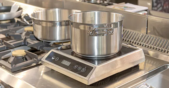 എൽപിജി ക്ഷാമത്തിനിടെ കുതിച്ചുയർന്ന് ഇൻഡക്ഷൻ കുക്കർ വിൽപന; കോളടിച്ചത് കമ്പനികൾക്ക്