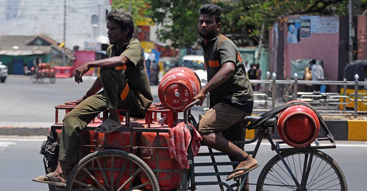 എൽപിജി വില വീണ്ടും കൂട്ടി; യുദ്ധത്തിന്റെ ആഘാതം എത്തുംമുൻപേ വൻ തിരിച്ചടി