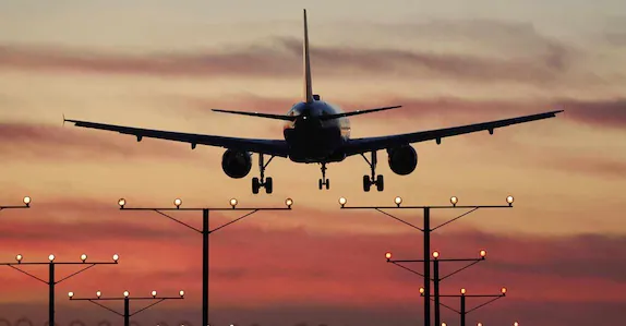 വിമാനവും ട്രക്കും റൺവേയിൽ കൂട്ടിയിടിച്ചു; പൈലറ്റും സഹപൈലറ്റും മരിച്ചു