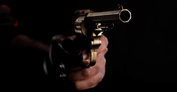 സമയത്തെച്ചൊല്ലി തർക്കം: ബാറിന് പുറത്ത് വെടിവയ്പ്, ജീവനക്കാരന് അദ്ഭുത രക്ഷപ്പെടൽ