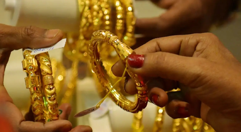 ഇനി സ്വർണം വാങ്ങാൻ പറ്റുമോ? ഒരു പവൻ 1.11 ലക്ഷം രൂപ കടന്നു!