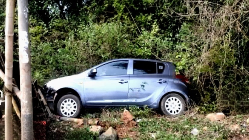 കാർ നിയന്ത്രണം വിട്ട് റോഡരികിലേക്ക് ഇടിച്ചിറങ്ങി; ബസ് കാത്തിരിപ്പ് കേന്ദ്രം തകർന്നു