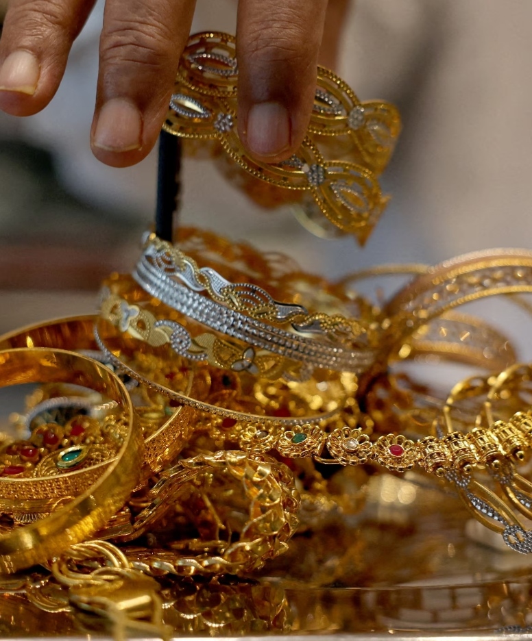 വീടുമാറിയപ്പോള് അയല്ക്കാരന് നല്കിയ അലമാരയില് 9 വര്ഷത്തിന് ശേഷം ‘പൊന്നിന് തിളക്കം’; ‘ഒളിച്ചിരുന്ന’ അഞ്ചു പവന് കൈമാറി