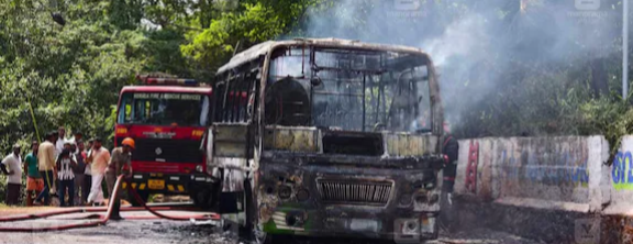 കോഴിക്കോട് ഓടിക്കൊണ്ടിരുന്ന സ്വകാര്യ ബസിന് തീപിടിച്ചു; യാത്രക്കാരെ സുരക്ഷിതമായി പുറത്തിറക്കി