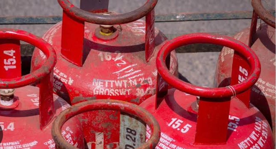 അനധികൃതമായി സൂക്ഷിച്ചിരുന്ന സിലിണ്ടറുകള്‍ പിടിച്ചെടുത്തു