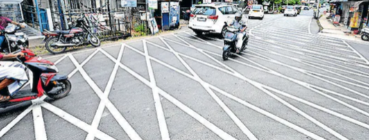 റോഡിൽ തലങ്ങും വിലങ്ങും വെള്ള വരകൾ; കുഴങ്ങി യാത്രക്കാർ