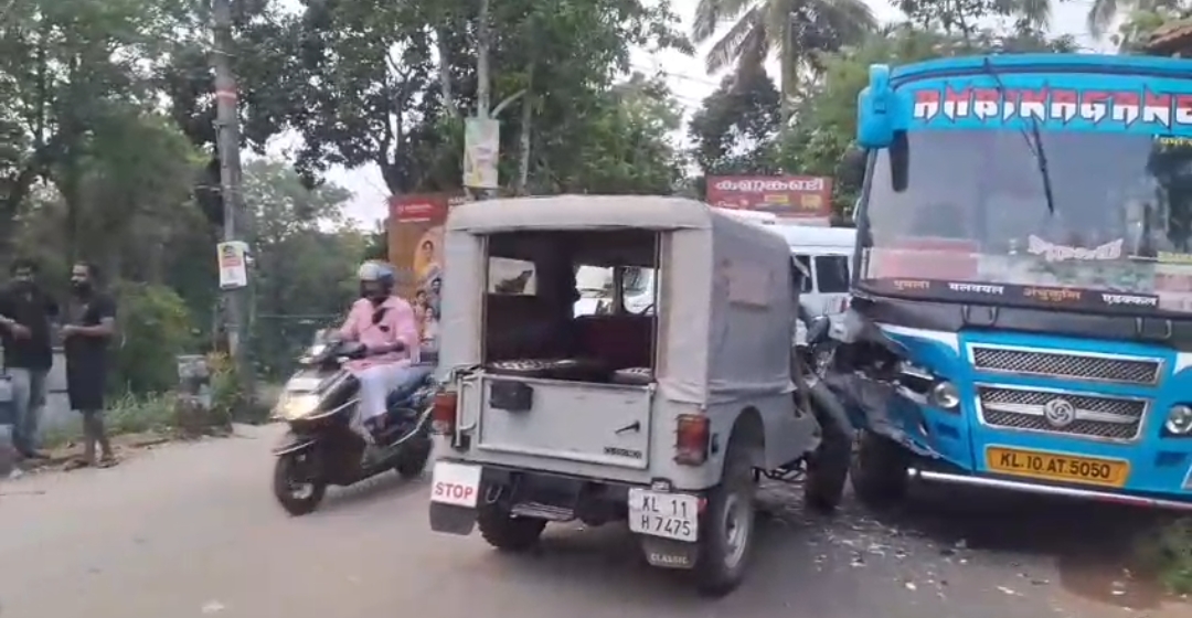 സ്വകാര്യ ബസ്സും ജീപ്പും കൂട്ടിയിടിച്ച് അപകടം