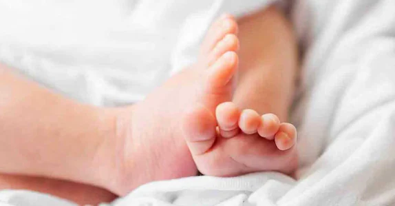 ആംബുലൻസിനുള്ളിൽ ആരോഗ്യ പ്രവർത്തകരുടെ പ്രസവ ശുശ്രൂഷ; നവജാതശിശുവിനു ദാരുണാന്ത്യം