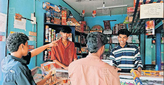 ബിയർ കാൻ, ടൈറ്റാനിക് വീൽ, ലോട്ടസ് വീൽ… പുതിയ ഇനങ്ങളുമായി പടക്ക വിപണി സജീവം