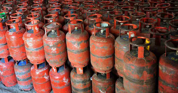 എൽപിജി കള്ളക്കടത്ത്; പിടിച്ചെടുത്തത് 1.26 കോടിയുടെ വസ്തുക്കൾ, സംഘം പിടിയിൽ