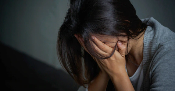 കാമുകനുമായി അയൽവാസിക്ക് വിവാഹം: പ്രതിശ്രുത വധുവിന് നേരെ യുവതിയുടെ ആസിഡ് ആക്രമണം, അറസ്റ്റ്