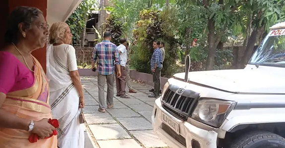 വീടിന്റെ വാതിൽ തകർത്ത് വൻ കവർച്ച: 10 പവനും ഡയമണ്ട് കമ്മലുകളും പണവും മോഷ്ടിച്ചു