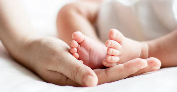 വീട്ടിൽ വച്ച് പ്രസവം, നവജാത ശിശു മരിച്ചു; ഭാര്യ ഗർഭിണിയാണെന്ന് അറിഞ്ഞിരുന്നില്ലെന്ന് യുവാവ്