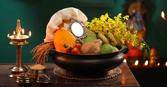 സമൃദ്ധിയുടെ വിഷുപ്പുലരി; ഗുരുവായൂരിൽ കണ്ണനെ കണി കാണാൻ ഭക്തജനത്തിരക്ക്