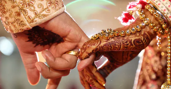 ആദ്യരാത്രിയിൽ വധു ആവശ്യപ്പെട്ടത് 90 ലക്ഷം; വരനെയും വീട്ടുകാരെയും പൂട്ടിയിട്ടു, സ്വർണവുമായി മുങ്ങി