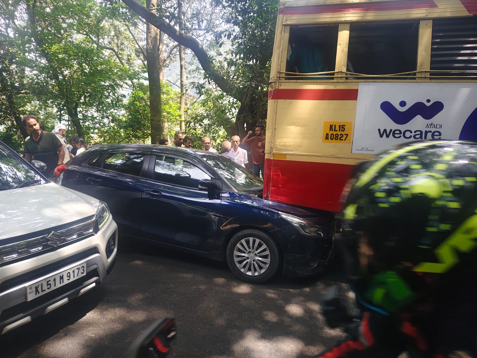 ചുരത്തിൽ വാഹനാപകടം: ഗതാഗത തടസ്സം നേരിടുന്നു