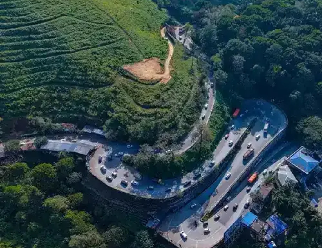 ചുരത്തിൽ വാഹനാപകടം ;ഗതാഗത തടസ്സം നേരിടുന്നു