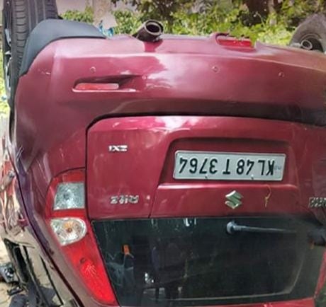 മീനങ്ങാടിയിൽ കാറുകൾ കൂട്ടിയിടിച്ച് മറിഞ്ഞു; യാത്രികന് പരിക്ക്