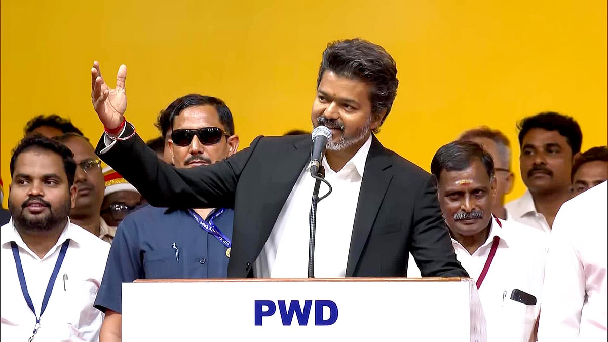 തമിഴ്നാട്ടിൽ വിജയ് മന്ത്രിസഭാ വിപുലീകരണം തുടങ്ങി; വീണ്ടും ‘വന്ദേമാതരം’ വിവാദം, ആറര പതിറ്റാണ്ടിന് ശേഷം ഭരണത്തിൽ പങ്കാളിയായി കോൺഗ്രസ്