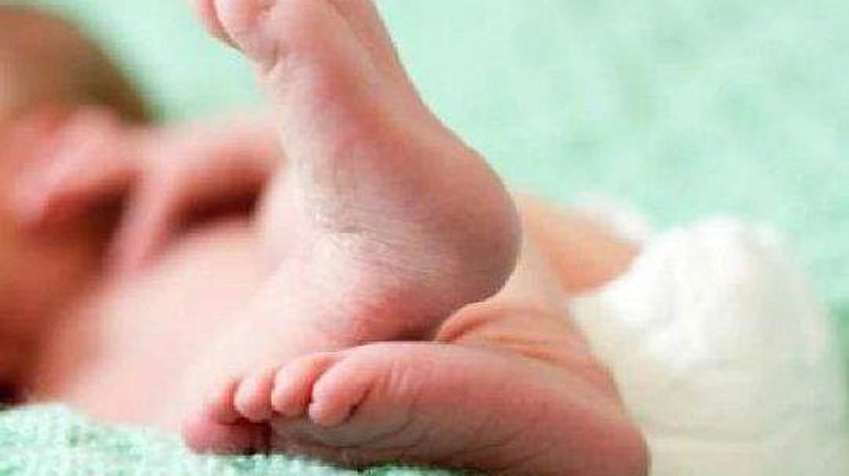 പ്രസവിച്ചയുടൻ നവജാത ശിശുവിനെ വലിച്ചെറിഞ്ഞ 19 കാരിക്കെതിരെ വധശ്രമത്തിന് കേസ്; കുട്ടി മെഡിക്കൽ കോളജിൽ ചികിത്സയിൽ