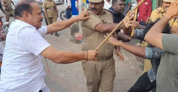 നവകേരള യാത്രയ്ക്കിടെ യൂത്ത് കോൺഗ്രസുകാർക്ക് മർദനം; ഗൺമാൻമാരെ സസ്പെൻഡ് ചെയ്തേക്കും